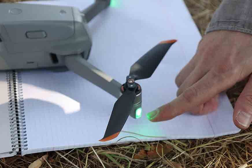 Eine der LEDs der DJI Air 2S leuchtet grün und befindet sich an einem der Propeller-Arme des Quadrokopters